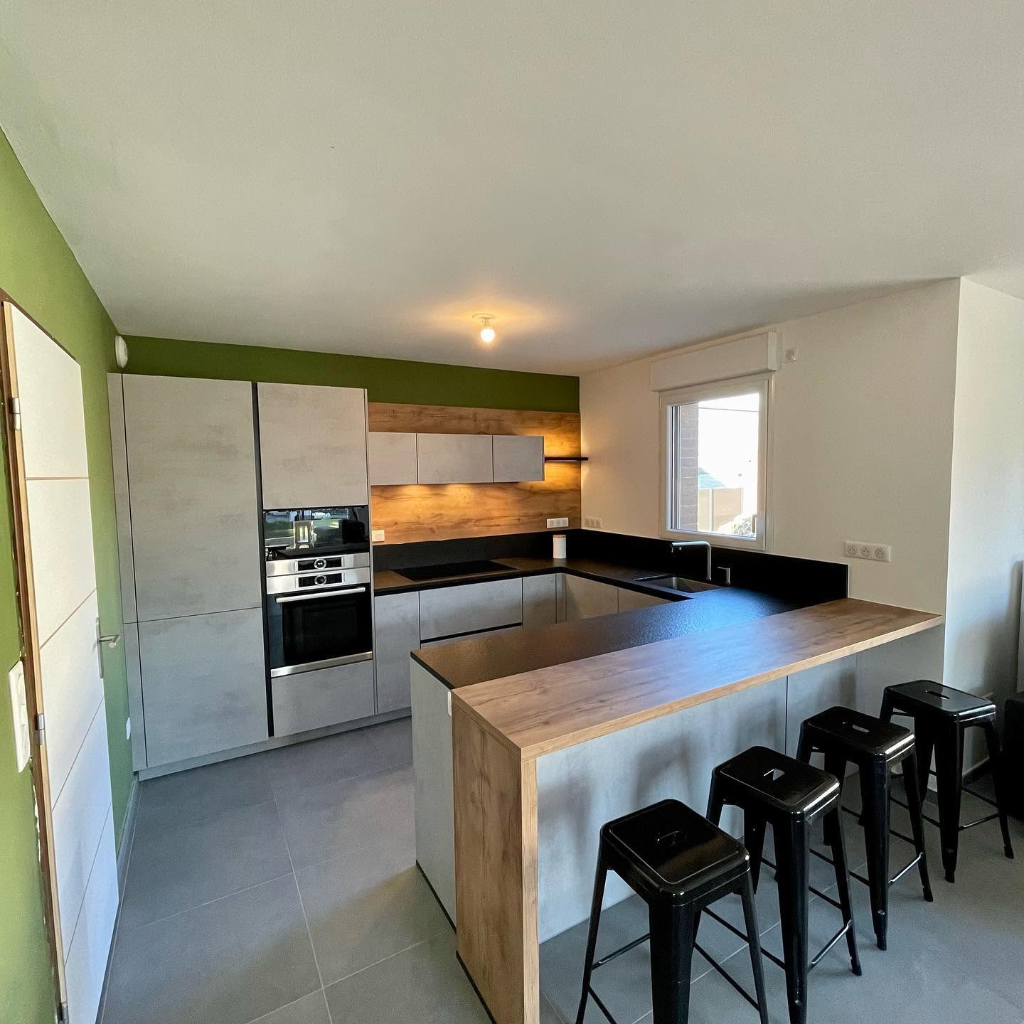 Cuisine avec retour de bar réalisée par CS Création à Bondues