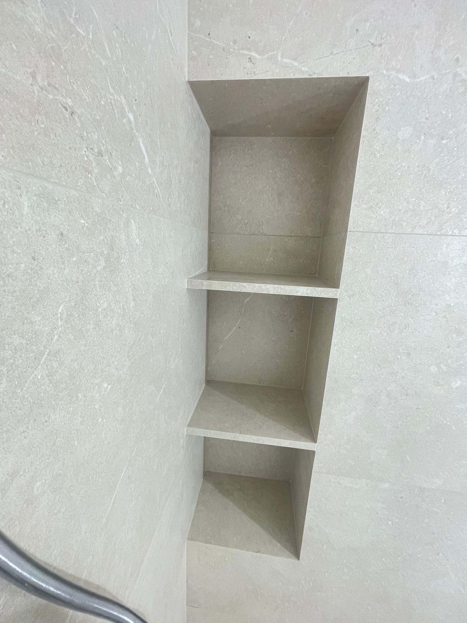 Étagère en marbre gris avec angles coupés à 45°, réalisée par CS Création